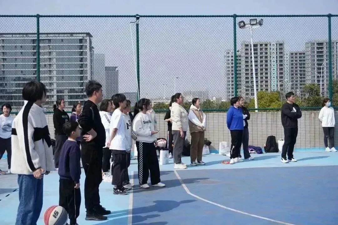 如何利用篮球青训营提升个人技术和团队协作?_1